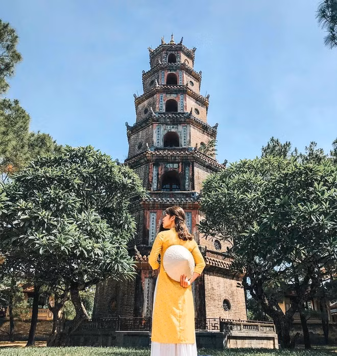 Thiên Mụ là ngôi cổ tự nổi tiếng linh thiêng, thu hút du khách viếng thăm khi đến Huế. Trong sân chùa có tòa tháp cổ với kiến trúc hình bát giác độc đáo, cao 7 tầng, mỗi tầng có thờ Phật, gọi tên là tháp Phước Duyên. Đây được xem là một biểu tượng đáng nhớ của đất cố đô.