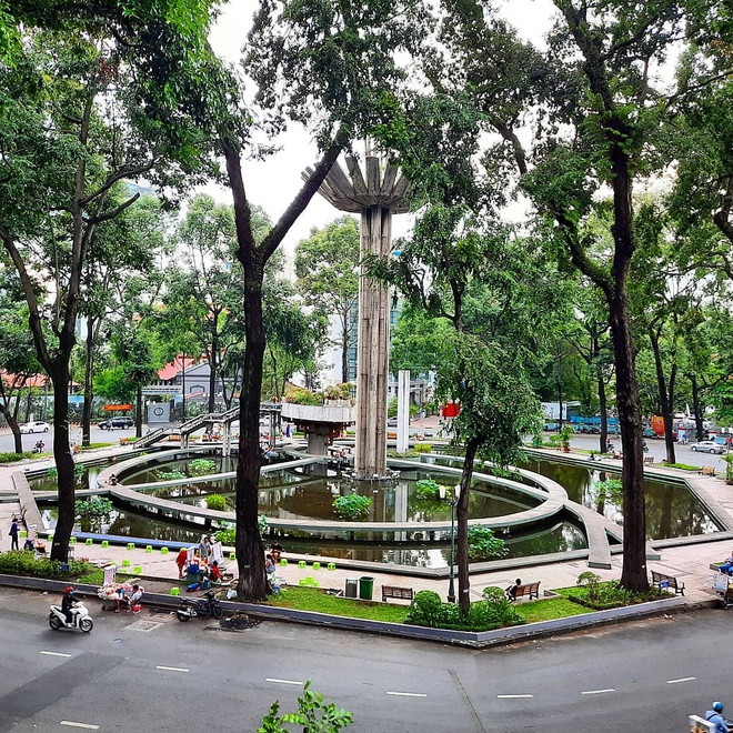 Theo trang TTĐT quận 3 (TP.HCM), khu vực hồ Con Rùa hiện nay có tên chính thức là Công trường Quốc tế, là nút giao của các tuyến đường Phạm Ngọc Thạch, Trần Cao Vân và Võ Văn Tần. Hồ nước hình bát giác đặc trưng ở đây nằm giữa không gian cây xanh thơ mộng, có 5 cột bê tông cao giống bông hoa xoè nở, có những đường đi bộ xoắn ốc duyên dáng...