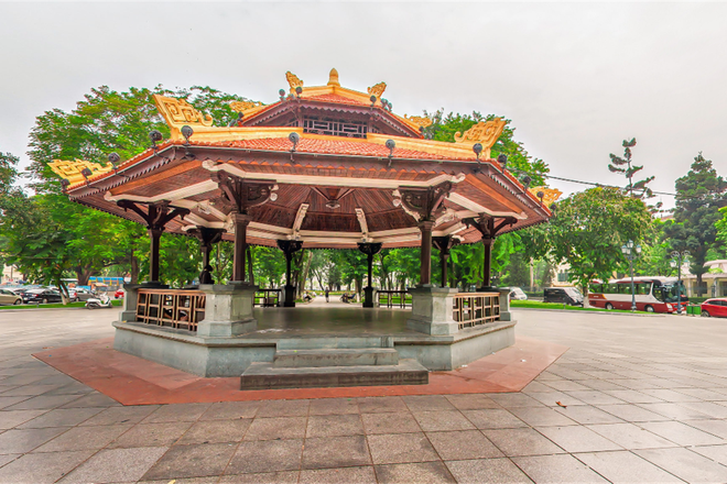 Nhà Bát Giác là công trình nằm tại khu vực vườn hoa Lý Thái Tổ, ở trung tâm thủ đô Hà Nội. Theo các tài liệu, kiến trúc hình bát giác này được dựng từ thời Pháp, làm chỗ cho nhạc binh biểu diễn những chiều chủ nhật.