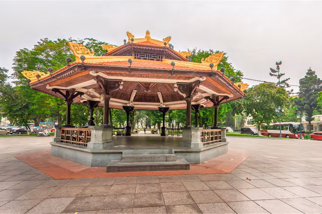 Nhà Bát Giác là công trình nằm tại khu vực vườn hoa Lý Thái Tổ, ở trung tâm thủ đô Hà Nội. Theo các tài liệu, kiến trúc hình bát giác này được dựng từ thời Pháp, làm chỗ cho nhạc binh biểu diễn những chiều chủ nhật.