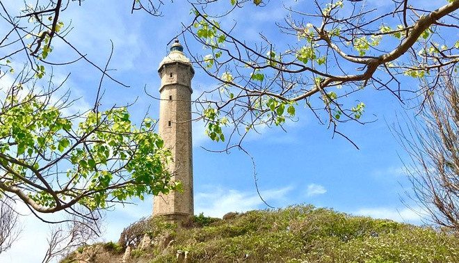 Hải đăng Kê Gà là thắng cảnh nổi tiếng ở huyện Hàm Thuận Nam, tỉnh Bình Thuận. Theo Cổng TTĐT Bình Thuận, công trình xây bằng đá hoa cương đưa từ Pháp sang, có kiến trúc hình trụ bát giác, thu hẹp dần khi lên cao tới đỉnh, sừng sững vươn lên giữa trời xanh.