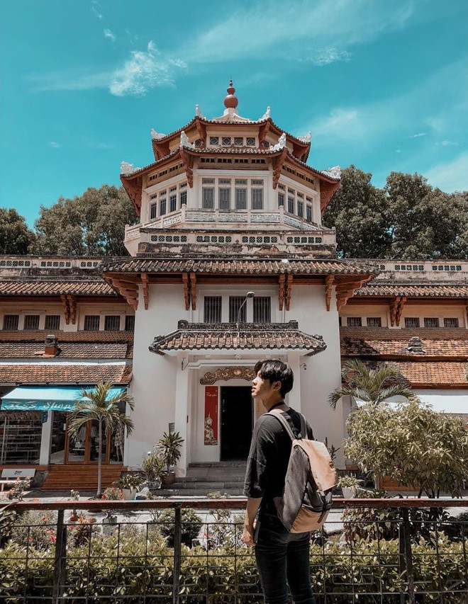 Theo trang TTĐT của Bảo tàng Lịch sử TP.HCM, đây là bảo tàng đầu tiên ở phía Nam, được thành lập năm 1929 với tên gọi Bảo tàng Blanchard de la Brosse, đã được công nhận di tích quốc gia. Tòa nhà bảo tàng là một kiến trúc độc đáo, mang phong cách Đông Dương rõ nét, với mặt bằng tổng thể gồm khối tháp bát giác ở giữa làm điểm nhấn, cũng là trục đối xứng cho hai dãy nhà hai bên.