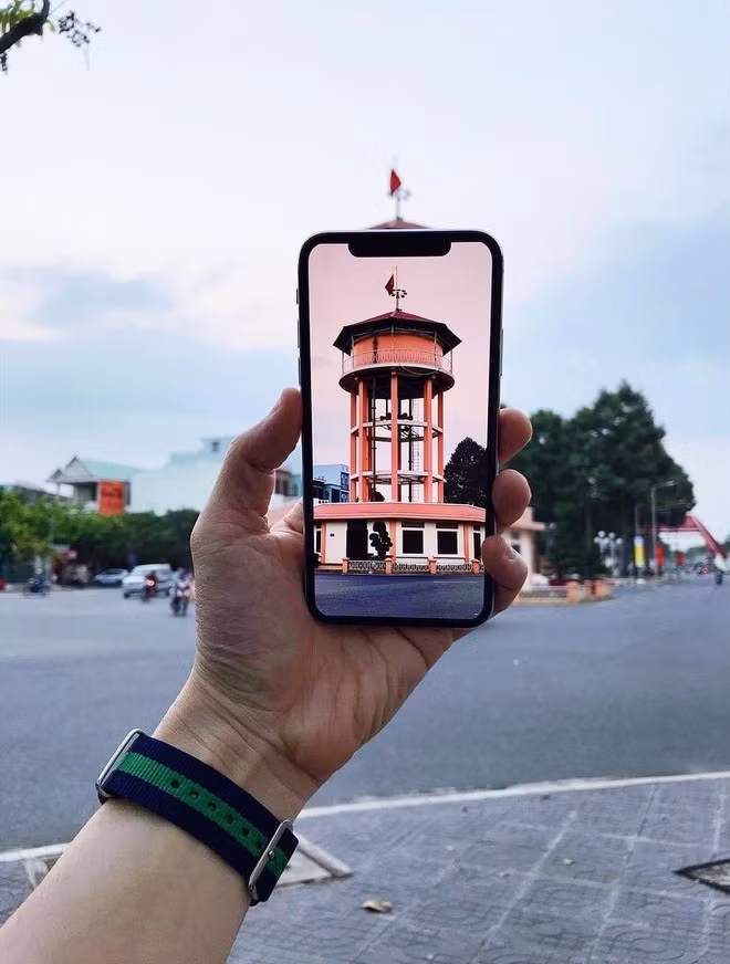 Nhà Tròn là công trình mang tính biểu tượng ở TP Bà Rịa, có mặt trong logo thành phố. Cổng TTĐT TP Bà Rịa cho biết đây là công trình tháp nước, hay lầu nước, cao khoảng 20 m, có bồn nước đặt trên 8 trụ đứng, dưới chân là nhà bát giác. Là "chứng nhân" cho nhiều sự kiện lịch sử quan trọng của địa phương, Nhà Tròn đã được xếp hạng di tích quốc gia vào năm 1987.