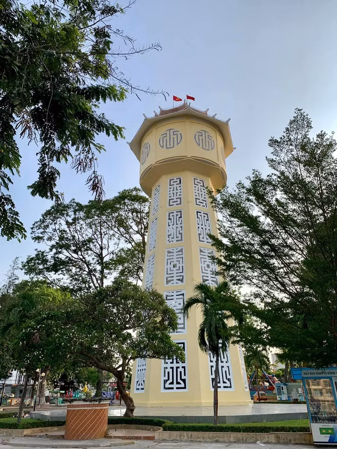 Nằm ở trung tâm TP Phan Thiết, tháp nước hình trụ bát giác đều soi bóng bên dòng sông Cà Ty đã trở thành biểu tượng của Bình Thuận. Theo tư liệu của Bảo tàng Bình Thuận, công trình do Hoàng thân Lào Souphanouvong (sau là Chủ tịch CHDCND Lào) thiết kế, nay là minh chứng cho tình hữu nghị Việt - Lào. Tháp cao 32 m, trang trí hoa văn chữ triện Hỷ, Phúc, Thọ, Kiết, Lộc chạy dọc theo các cạnh từ trên xuống.