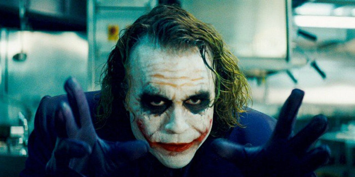 7. The Joker (Heath Ledger) – Phim The Dark Night (2008): Bất cứ ai đã từng xem bộ phim Batman: The Dark Night đều không thể nào rời mắt được khỏi nhân vật huyền thoại này. Tên hề The Joker được coi như đối thủ truyền kiếp đầy khó chịu của siêu anh hùng Người dơi. Gã hề này là một tên tội phạm vô cùng quái gở, một kẻ sát nhân với đầu óc điên loạn nhưng lại có những kế hoạch khiến Người dơi phải đối phó hết sức khổ sở. Từ gương mặt, tính cách, điệu cười và lời nói của hắn đều toát lên một sự xấu xa, man rợ khiến người xem ám ảnh mãi không thôi.
