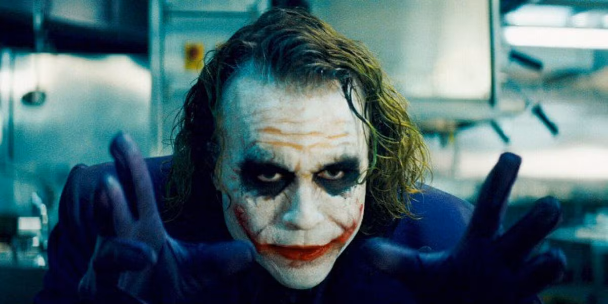 7. The Joker (Heath Ledger) – Phim The Dark Night (2008): Bất cứ ai đã từng xem bộ phim Batman: The Dark Night đều không thể nào rời mắt được khỏi nhân vật huyền thoại này. Tên hề The Joker được coi như đối thủ truyền kiếp đầy khó chịu của siêu anh hùng Người dơi. Gã hề này là một tên tội phạm vô cùng quái gở, một kẻ sát nhân với đầu óc điên loạn nhưng lại có những kế hoạch khiến Người dơi phải đối phó hết sức khổ sở. Từ gương mặt, tính cách, điệu cười và lời nói của hắn đều toát lên một sự xấu xa, man rợ khiến người xem ám ảnh mãi không thôi.