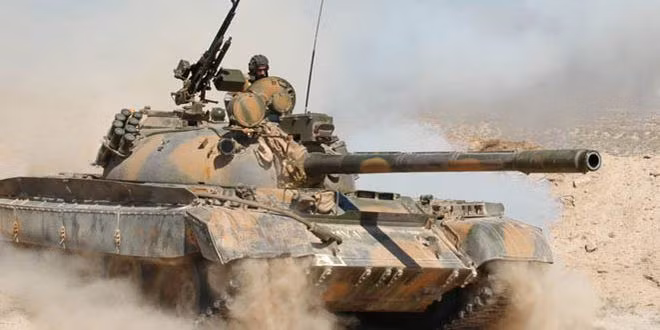 Trong video, các tay súng SDF đã bắn một tên lửa chống tăng có điều khiển (ATGM) vào một phương tiện thuộc lực lượng tự xưng là Quân đội quốc gia Syria (SNA) tại khu vực gần biên giới Thổ Nhĩ Kỳ.