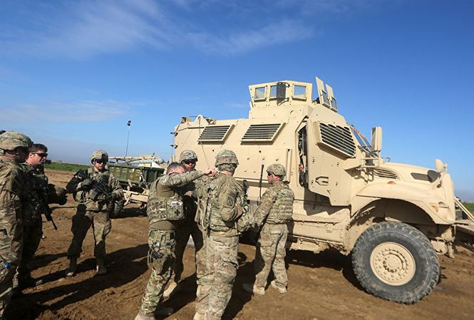 Ông Trump hồi đầu tháng 10 tuyên bố rút hết quân khỏi Syria, nhưng sau đó đổi ý, quyết định để lại một lực lượng canh gác các mỏ dầu ở đông bắc nước này.