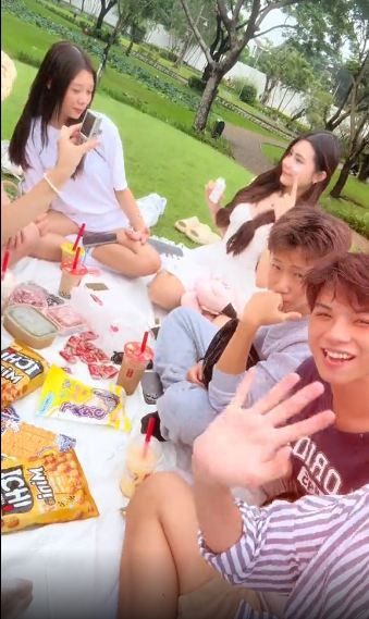 Sau khi trưởng thành, các quý tử - ái nữ của dàn sao đều có ngoại hình nổi bật. 3 cô gái Lọ Lem - Hạt Dẻ - Bí Ngô ngày càng xinh đẹp còn Đô La và Ơ Rô lại có chiều cao nổi bật, sở hữu đôi chân dài.