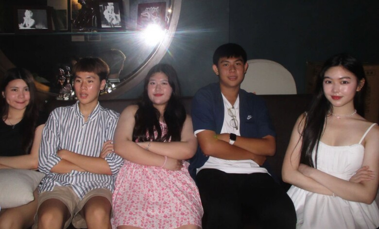 Nhiều người cũng nhanh chóng nhận ra danh tính hội bạn thân "quyền lực" này. Hội bạn gồm Bí Ngô (con gái Hồng Vân) và Đô La, Ơ Rô (2 con trai của đạo diễn Phước Sang). Đây là lần hiếm hoi ái nữ nhà Quyền Linh công khai ảnh chụp cùng những người bạn thân từ nhỏ.