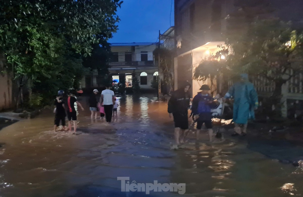 Đến 19h, các hộ dân đang khẩn trương di chuyển đến nơi ở khác an toàn, di chuyển đồ đạc lên tầng cao hơn. Hiện một số hộ dân nước đã tràn vào nhà.