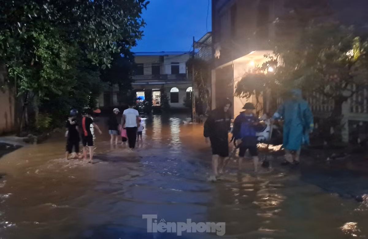 Đến 19h, các hộ dân đang khẩn trương di chuyển đến nơi ở khác an toàn, di chuyển đồ đạc lên tầng cao hơn. Hiện một số hộ dân nước đã tràn vào nhà.