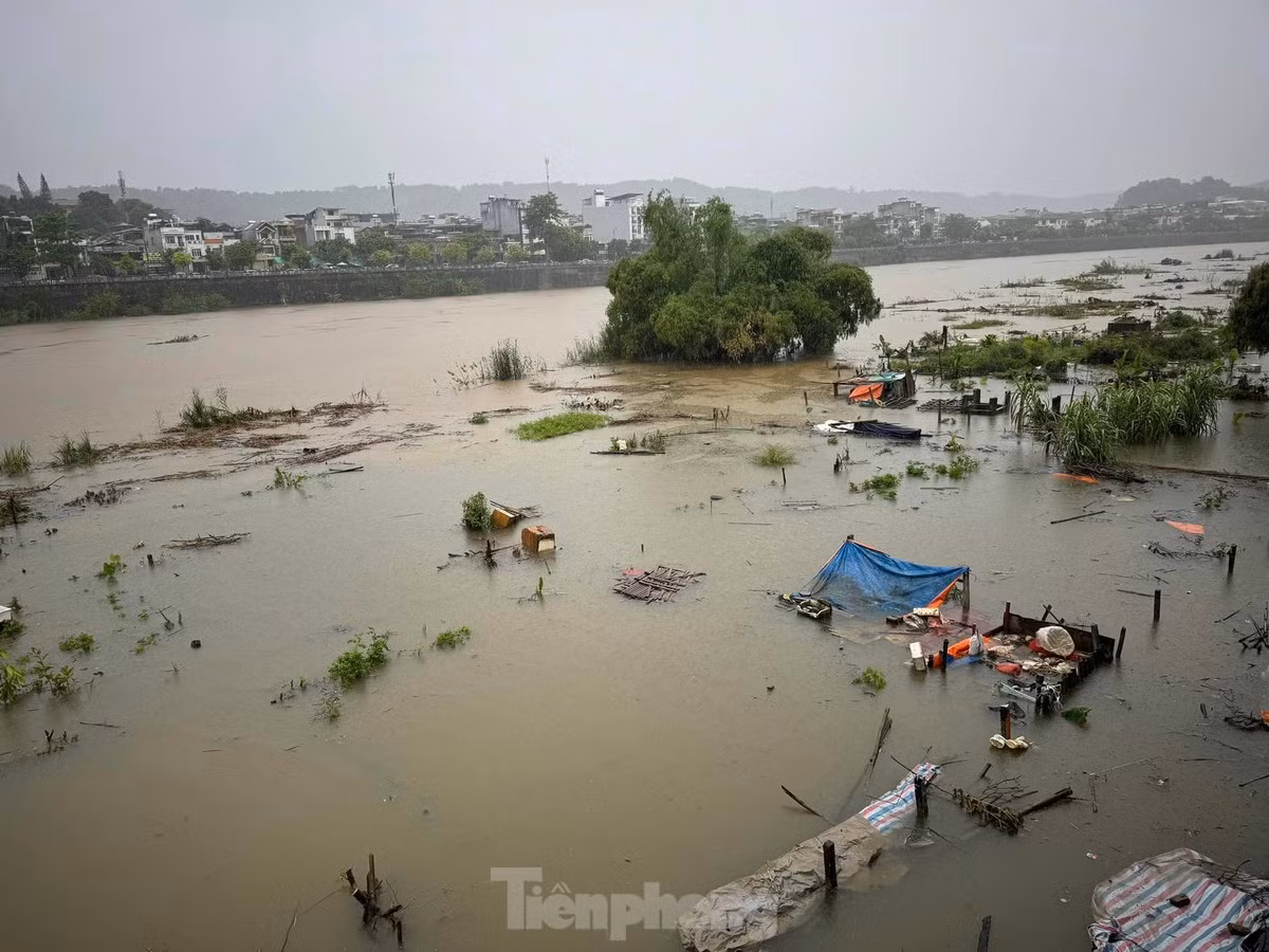Theo dự báo, trong 12 - 24 giờ tới, lũ trên sông Hồng tại Bảo Hà, Lào Cai tiếp tục lên. Đỉnh lũ trên sông Hồng tại Bảo Hà trên báo động 3, trên sông Hồng tại Lào Cai từ báo động 1, dưới báo động 2.