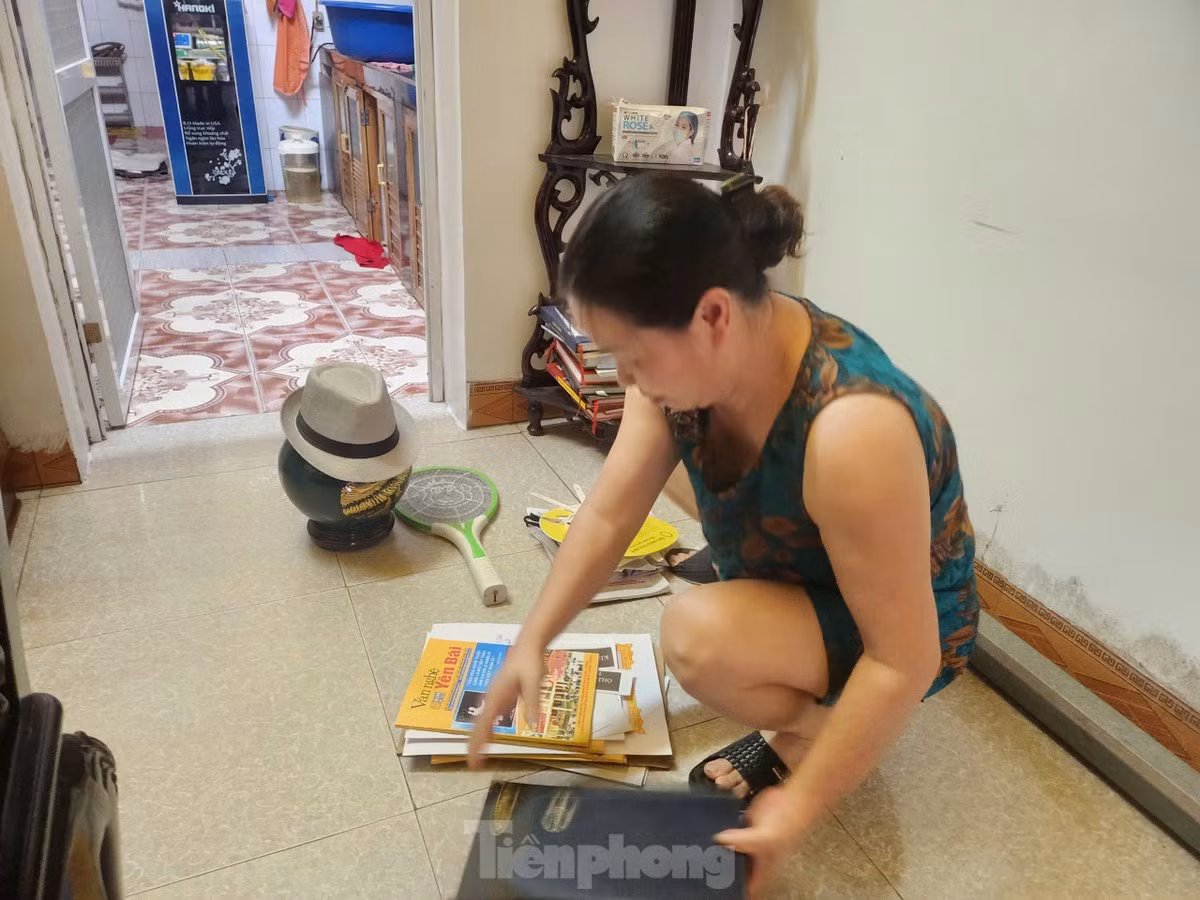 Theo các hộ dân sống tại đây, rất lâu rồi mực nước sông Hồng mới lên cao như vậy và ngập vào các nhà dân. Lần gần nhất khu vực này ngập cũng từ năm 2018.