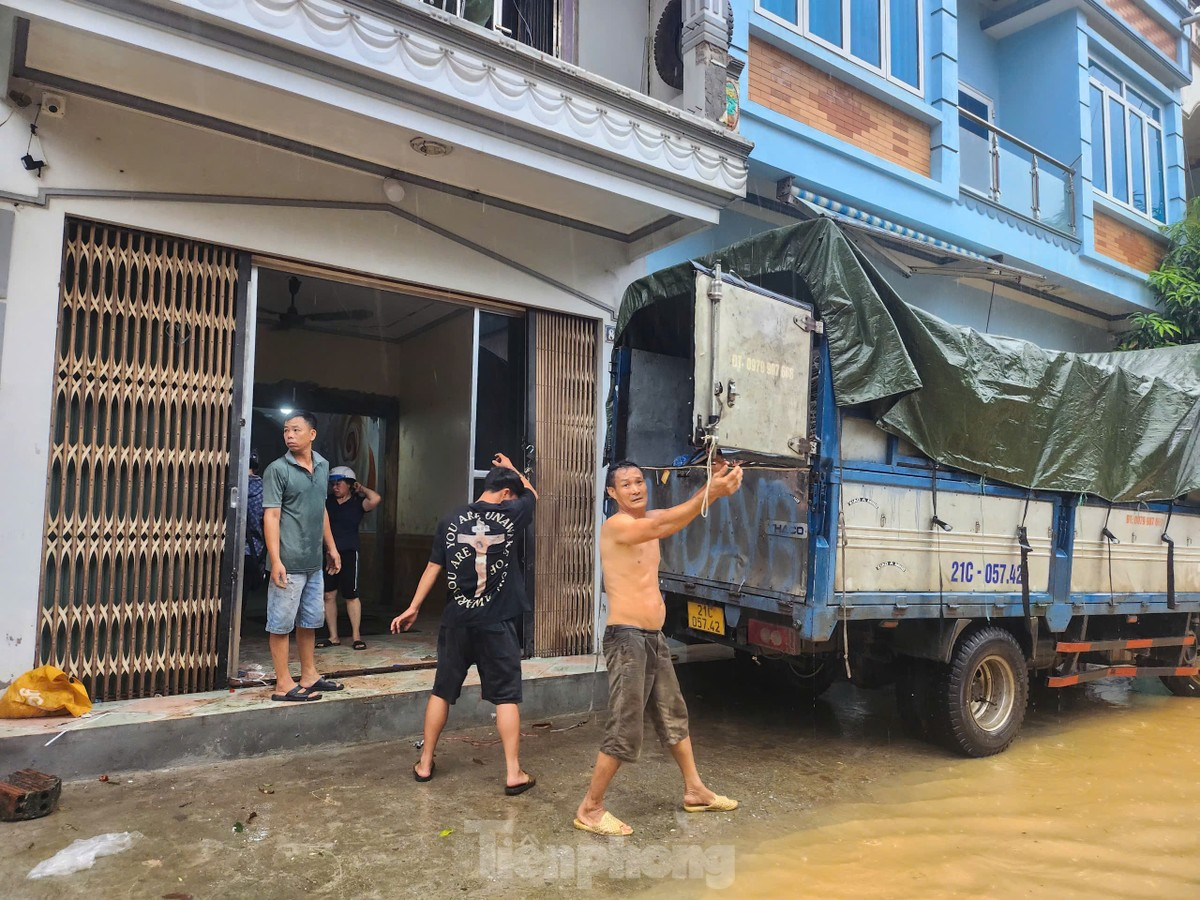 Nhiều hộ dân chủ động dọn dẹp đồ đạc, di chuyển đến nơi an toàn.