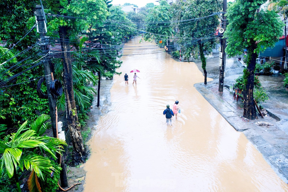 Trong 12 - 24 giờ tới, lũ trên sông Hồng tiếp tục lên và dao động ở mức cao. Đến 19h00 ngày 8/9 khả năng lên mức 32,50m, trên báo động 3 là 0,5m), sau dao động ở mức cao.