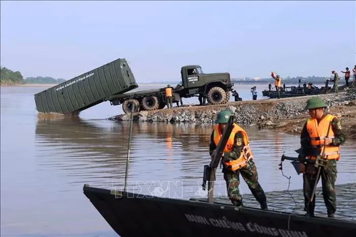 Đã hạ thủy được 26 đốt khơi, đảm bảo tốt cho công tác ghép cầu phao. Ảnh: An Đăng/TTXVN