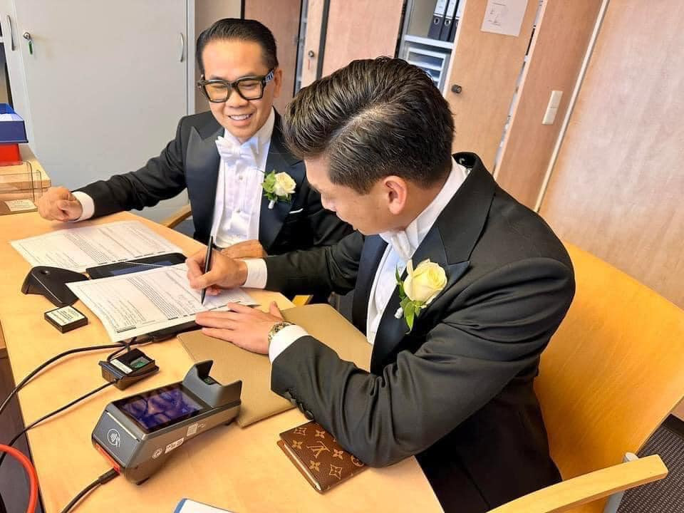 Nhà thiết kế triệu đô hy vọng "sự công nhận này không chỉ mang lại niềm vui cho những người đồng tính mà còn là sự củng cố niềm tin rằng mọi người dân, không phân biệt giới tính hay xu hướng tính dục, đều có quyền được sống bình đẳng, tự do và hạnh phúc."