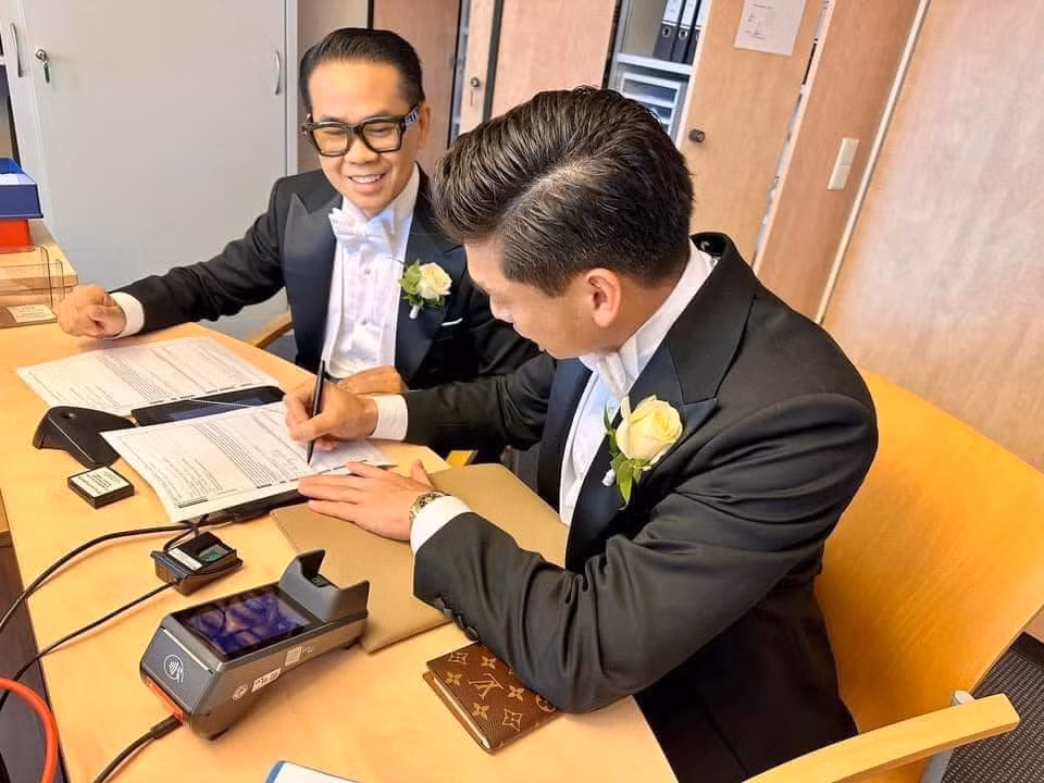 Nhà thiết kế triệu đô hy vọng "sự công nhận này không chỉ mang lại niềm vui cho những người đồng tính mà còn là sự củng cố niềm tin rằng mọi người dân, không phân biệt giới tính hay xu hướng tính dục, đều có quyền được sống bình đẳng, tự do và hạnh phúc."