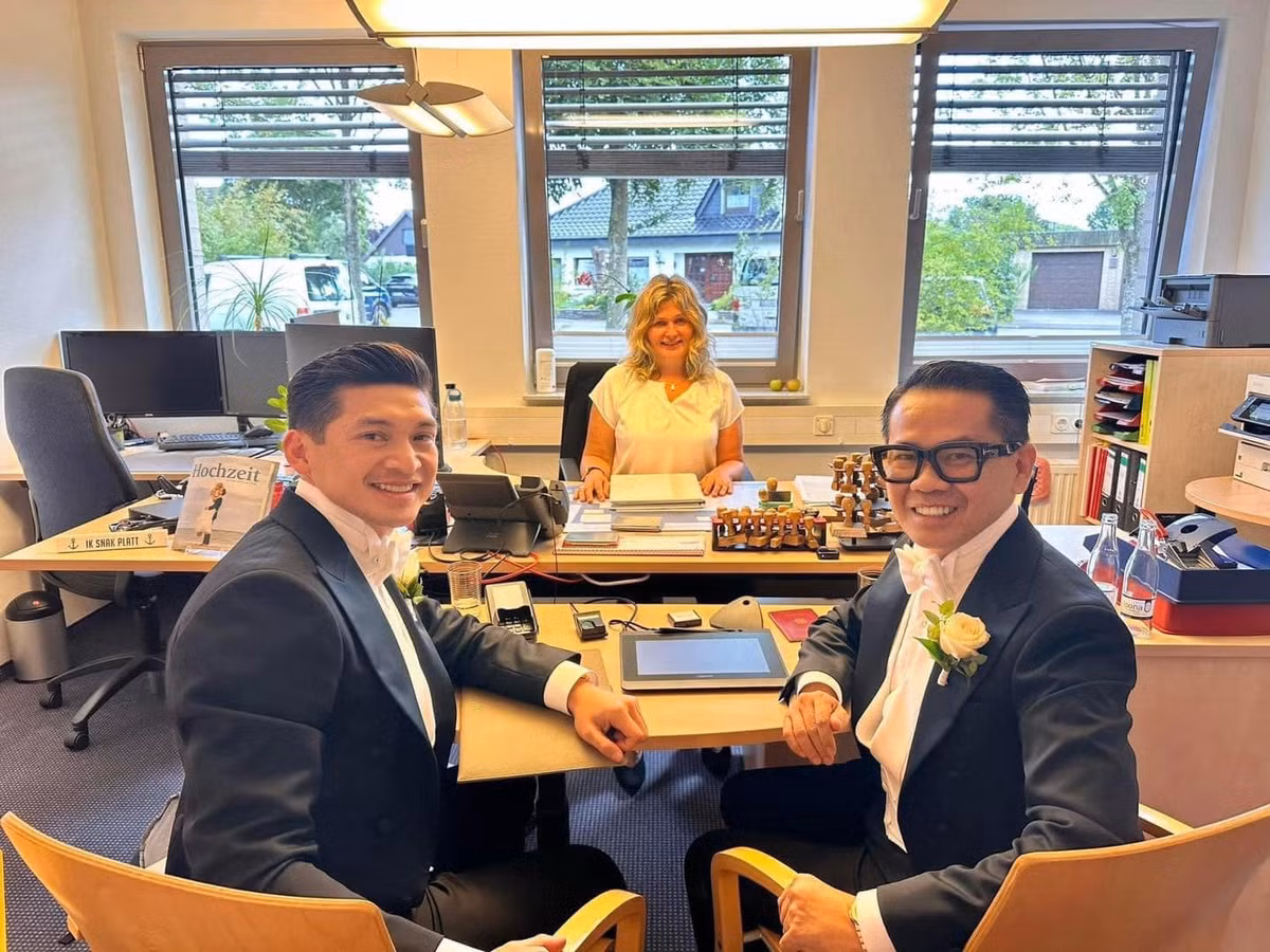 Nhà thiết kế Quách Thái Công sinh năm 1972, là người Đức gốc Việt. Anh từng đoạt nhiều giải thưởng về thiết kế nội thất trên thế giới.