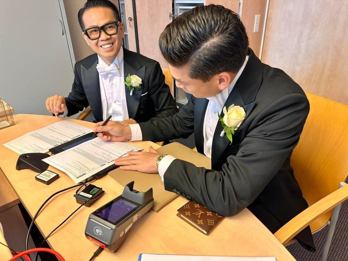 Thái Công cũng đăng tải loạt ảnh cùng bạn trai kí tên vào tờ giấy hôn thú: "Điều đặc biệt là vào tháng 9 này, đúng tròn 10 năm kể từ khi chúng tôi gặp nhau. 10 năm qua, chúng tôi đã cùng nhau vượt qua nhiều chặng đường và hôm nay, tình yêu của chúng tôi được chính thức hóa bằng sự công nhận của pháp luật."