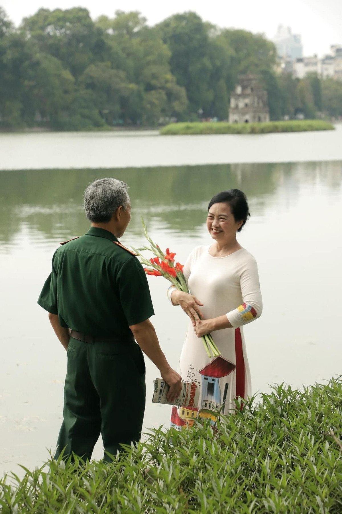 Đăng tải bộ hình lên, tác giả không khỏi xúc động: "Lần đầu tiên mình chụp hình couple mà khách là hai bác đã ngoài 60 tuổi. Hạnh phúc đơn giản chỉ là về già vẫn còn được nắm tay nhau như này thôi."