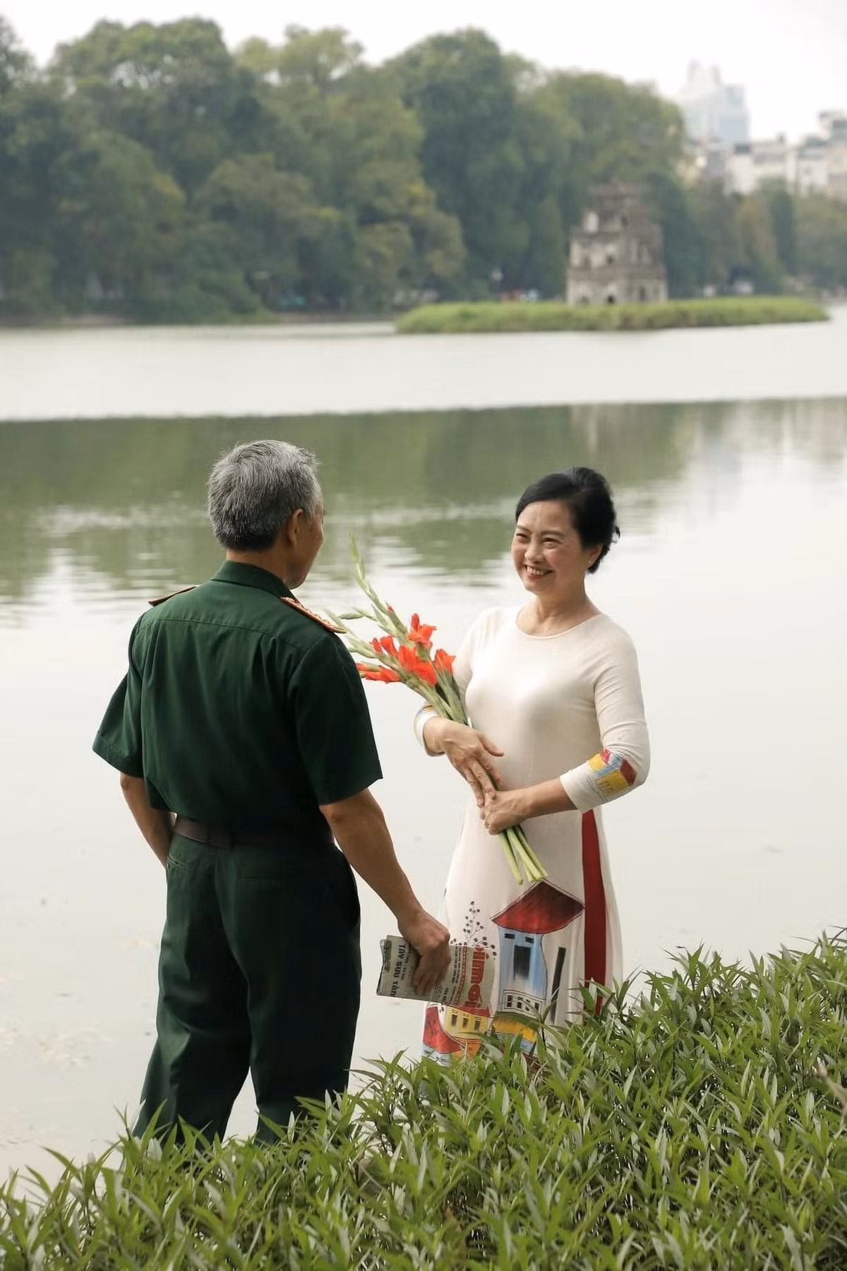 Đăng tải bộ hình lên, tác giả không khỏi xúc động: "Lần đầu tiên mình chụp hình couple mà khách là hai bác đã ngoài 60 tuổi. Hạnh phúc đơn giản chỉ là về già vẫn còn được nắm tay nhau như này thôi."