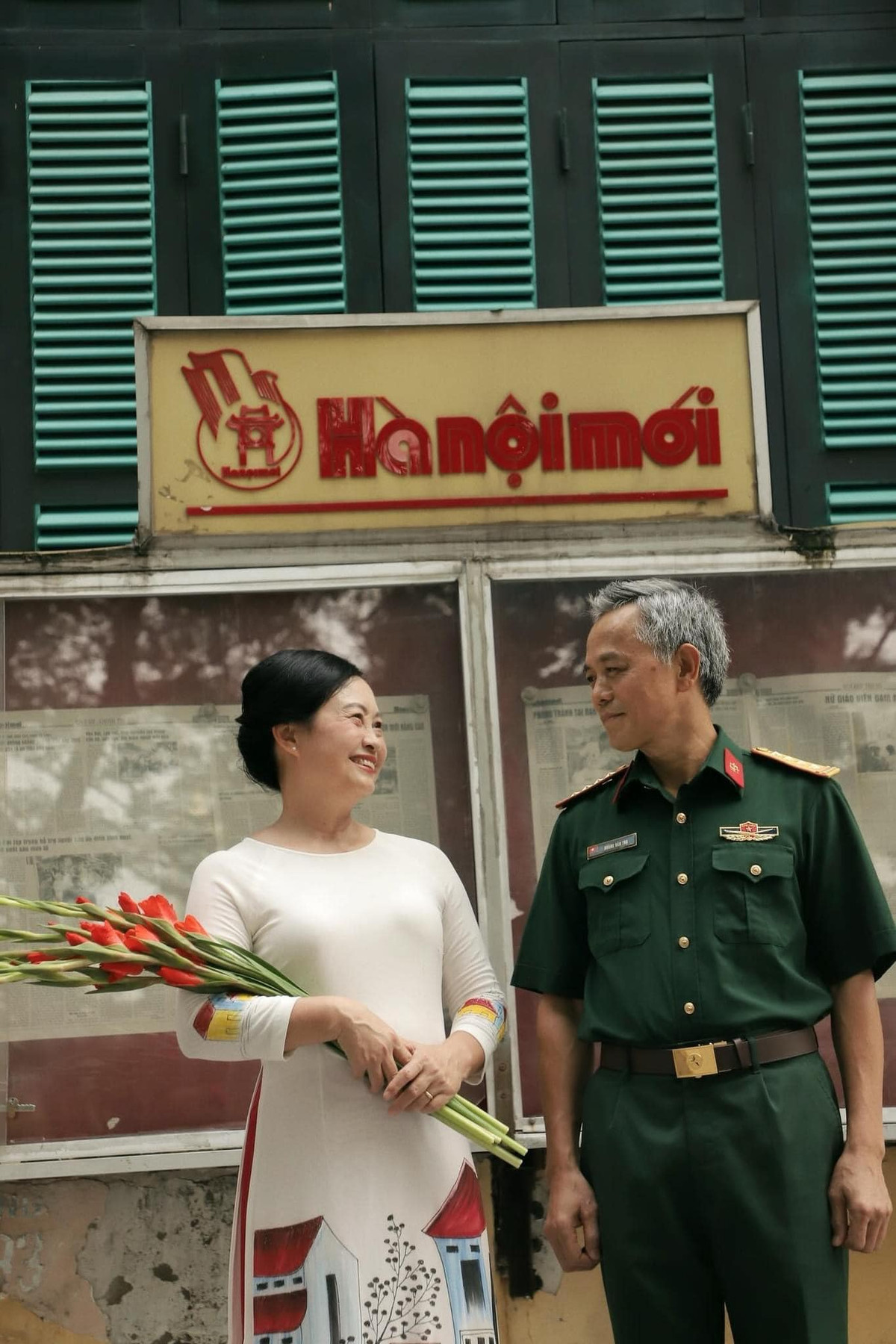 Ở dưới bài đăng về bộ ảnh, rất nhiều người đã bày tỏ cảm xúc ngưỡng mộ tình cặp của cặp đôi già: "Đáng yêu quá, đời người mong có được chuyện tình như thế này thôi", "họ yêu nhau còn tôi thì rung động", "hạnh phúc quá, tình yêu thời ông bà ta là đây". (Ảnh: hanh.daily)