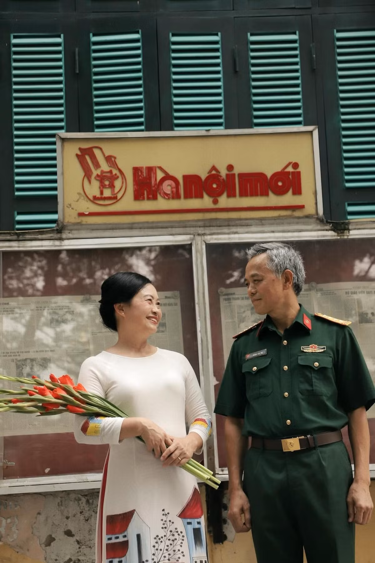 Ở dưới bài đăng về bộ ảnh, rất nhiều người đã bày tỏ cảm xúc ngưỡng mộ tình cặp của cặp đôi già: "Đáng yêu quá, đời người mong có được chuyện tình như thế này thôi", "họ yêu nhau còn tôi thì rung động", "hạnh phúc quá, tình yêu thời ông bà ta là đây". (Ảnh: hanh.daily)