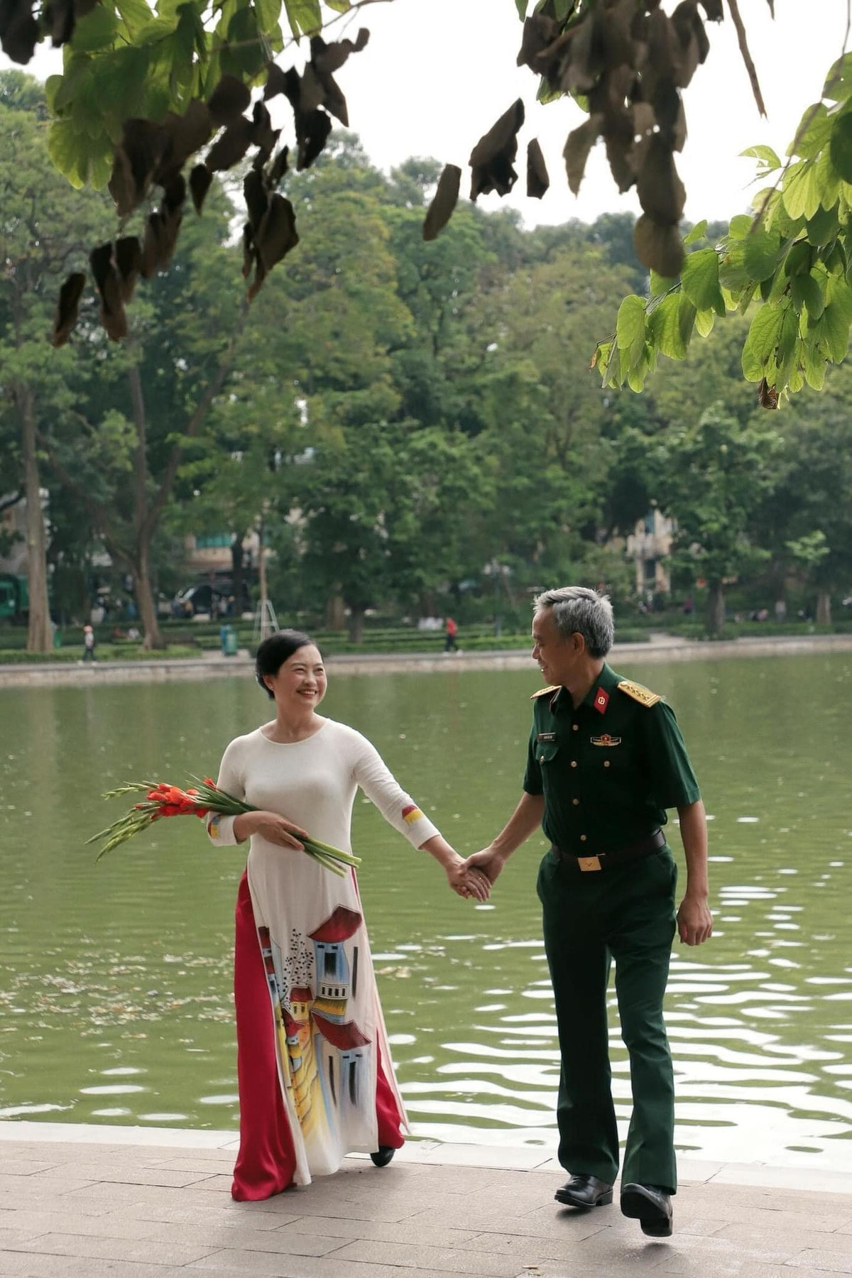 Những cái nắm tay, những nụ cười trao nhau của cụ ông và cụ bà toát lên tình yêu giản dị, đã qua rồi những ngày nồng nhiệt nhưng còn đó là sự gắn bó, là tình nghĩa bền lâu vượt thời gian.