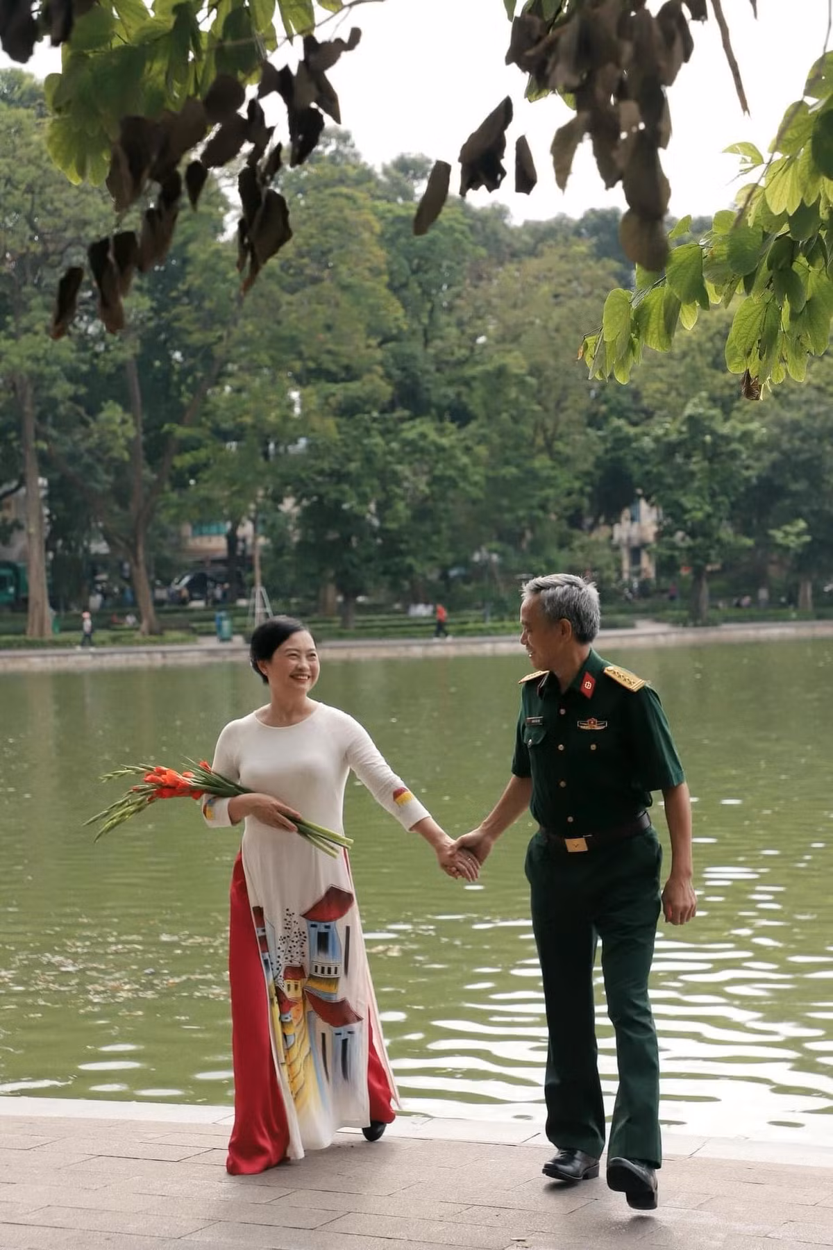 Những cái nắm tay, những nụ cười trao nhau của cụ ông và cụ bà toát lên tình yêu giản dị, đã qua rồi những ngày nồng nhiệt nhưng còn đó là sự gắn bó, là tình nghĩa bền lâu vượt thời gian.