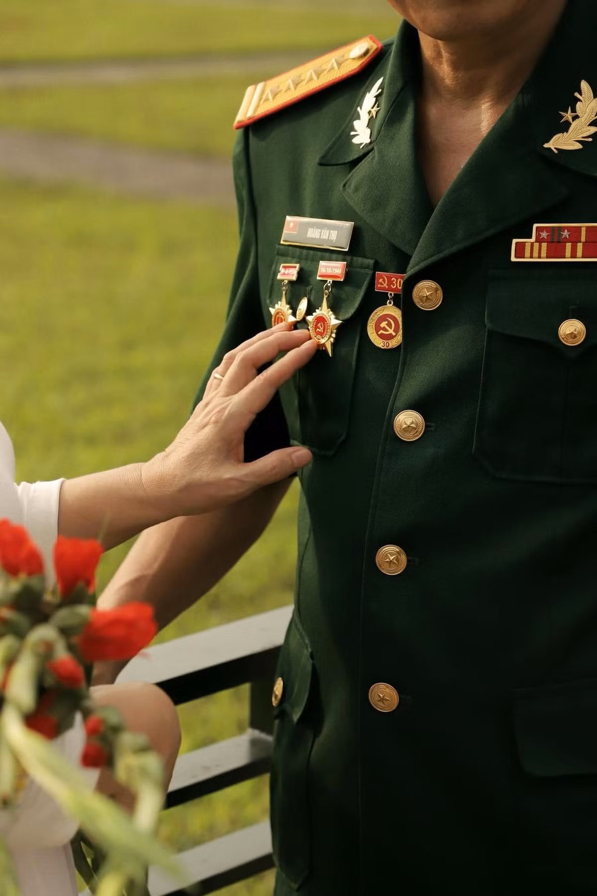 Cụ ông mặc quân phục, trên ngực áo treo đầy những huy hiệu minh chứng cho những năm tháng cố gắng của tuổi trẻ.