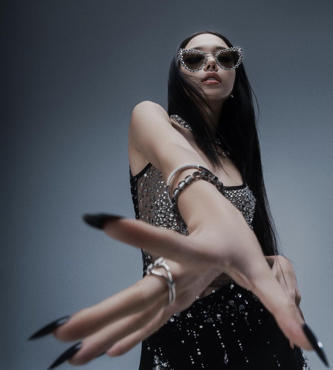 Các bộ ảnh cũng được thực hiện một cách chỉn chu, với góc chụp đầy tính nghệ thuật.