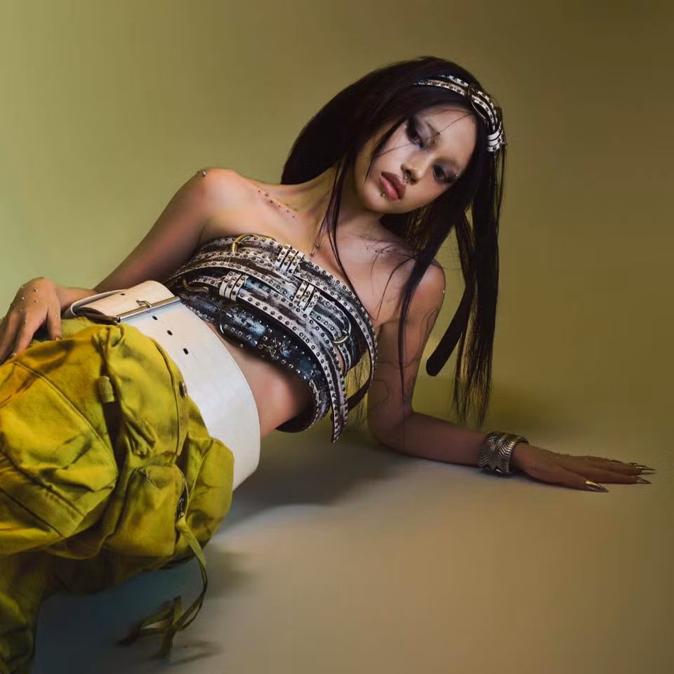 Thời gian gần đây, cô nàng gây ấn tượng khi xuất hiện trong hình ảnh độc đáo, mới lạ với những bộ cánh không đụng hàng.