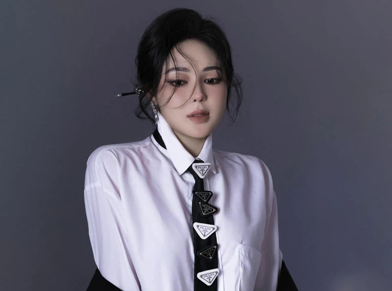 Sinh ra và lớn lên tại Đà Lạt, Yến Vy xuống Sài Gòn lập nghiệp khi mới 18 tuổi. Trong thời gian là sinh viên năm 2, cô đã bắt đầu bước chân vào con đường kinh doanh với việc mở cửa hàng thời trang dành cho giới trẻ.