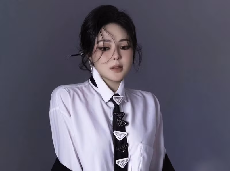 Sinh ra và lớn lên tại Đà Lạt, Yến Vy xuống Sài Gòn lập nghiệp khi mới 18 tuổi. Trong thời gian là sinh viên năm 2, cô đã bắt đầu bước chân vào con đường kinh doanh với việc mở cửa hàng thời trang dành cho giới trẻ.