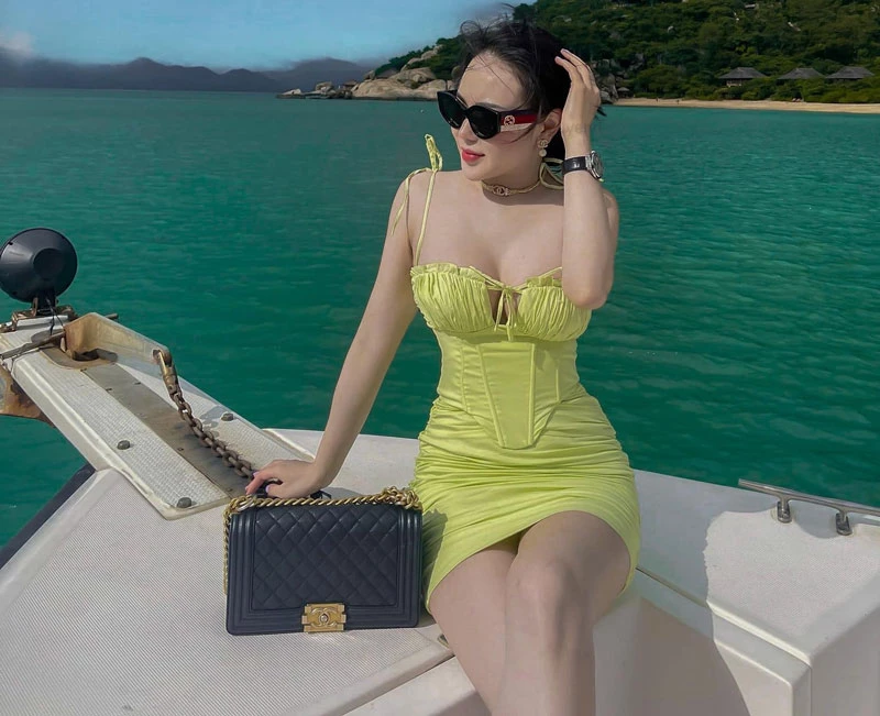 Làm trong ngành thẩm mỹ, cô nàng luôn chú ý chăm chút cho ngoại hình của mình.