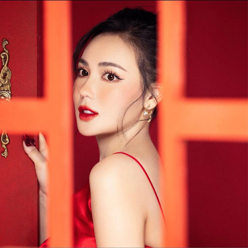 Cô nàng theo đuổi phong cách thời trang nữ tính, sang chảnh mang hơi hướng quý cô hiện đại. (Ảnh: FBNV)