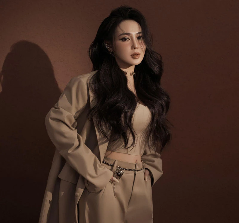 Nhờ có gu thẩm mỹ, cô nhanh chóng thu hút được sự yêu thích của nhiều bạn trẻ.