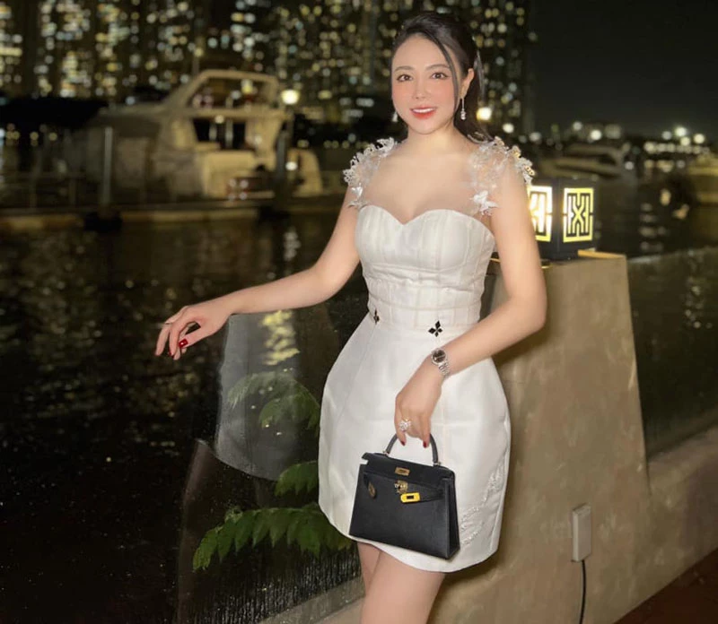 Sau khi tốt nghiệp đại học, Yến Vy làm việc tại một ngân hàng lớn ở TP Hồ Chí Minh. Tuy nhiên, cô quyết định từ bỏ sự nghiệp ổn định để theo đuổi đam mê làm đẹp