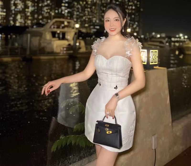 Sau khi tốt nghiệp đại học, Yến Vy làm việc tại một ngân hàng lớn ở TP Hồ Chí Minh. Tuy nhiên, cô quyết định từ bỏ sự nghiệp ổn định để theo đuổi đam mê làm đẹp