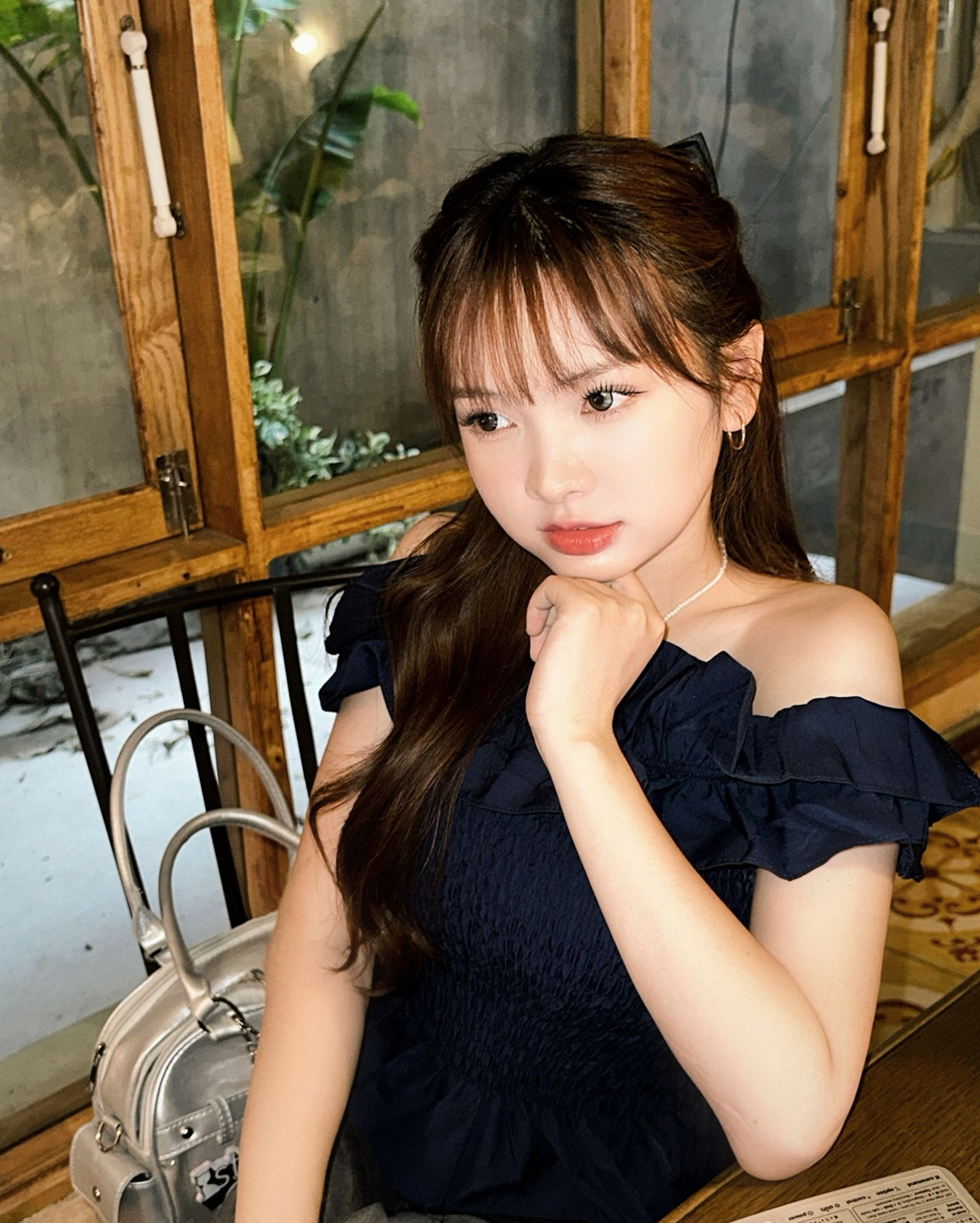 Phương Thảo sở hữu một gương mặt tròn xinh đẹp với sống mũi cao, đôi mắt híp và nụ cười tỏa nắng.