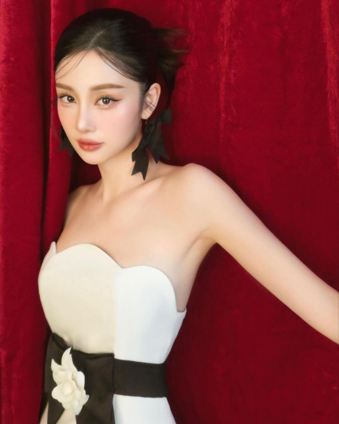 Jun Vũ cũng được nhiều người hài hước gọi với danh xưng "chiến thần ngôn ngữ" khi có thể sử dụng thành thạo tiếng Việt, tiếng Anh và tiếng Thái.