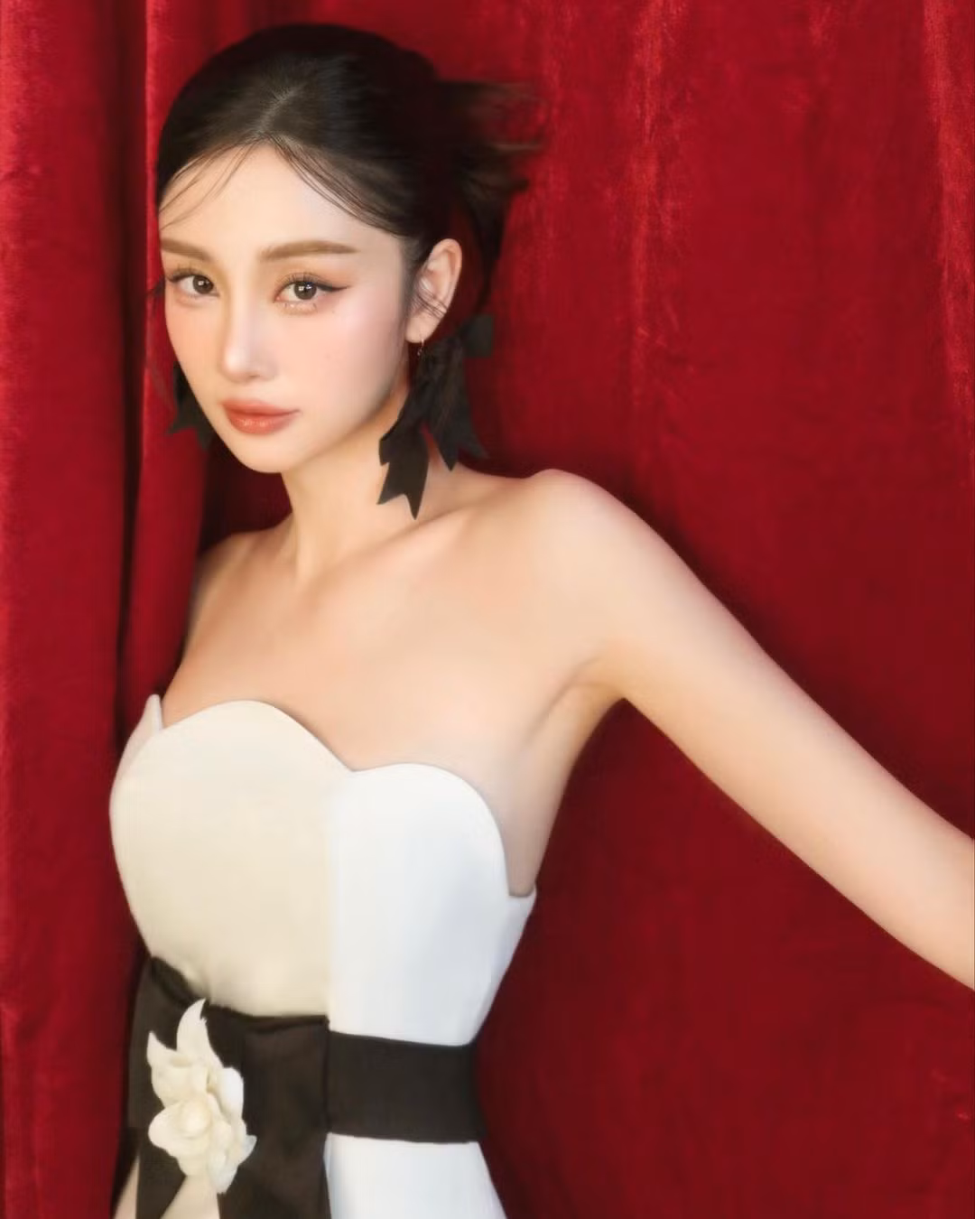 Jun Vũ cũng được nhiều người hài hước gọi với danh xưng "chiến thần ngôn ngữ" khi có thể sử dụng thành thạo tiếng Việt, tiếng Anh và tiếng Thái.