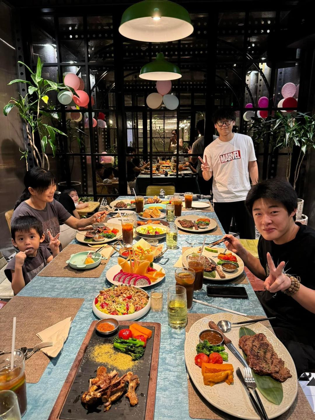 Bữa tiệc sinh nhật có sự tham gia của Nhất Dương và Dịch Dương - con trai riêng của Tôn Bằng - chồng cũ Hằng Du Mục.