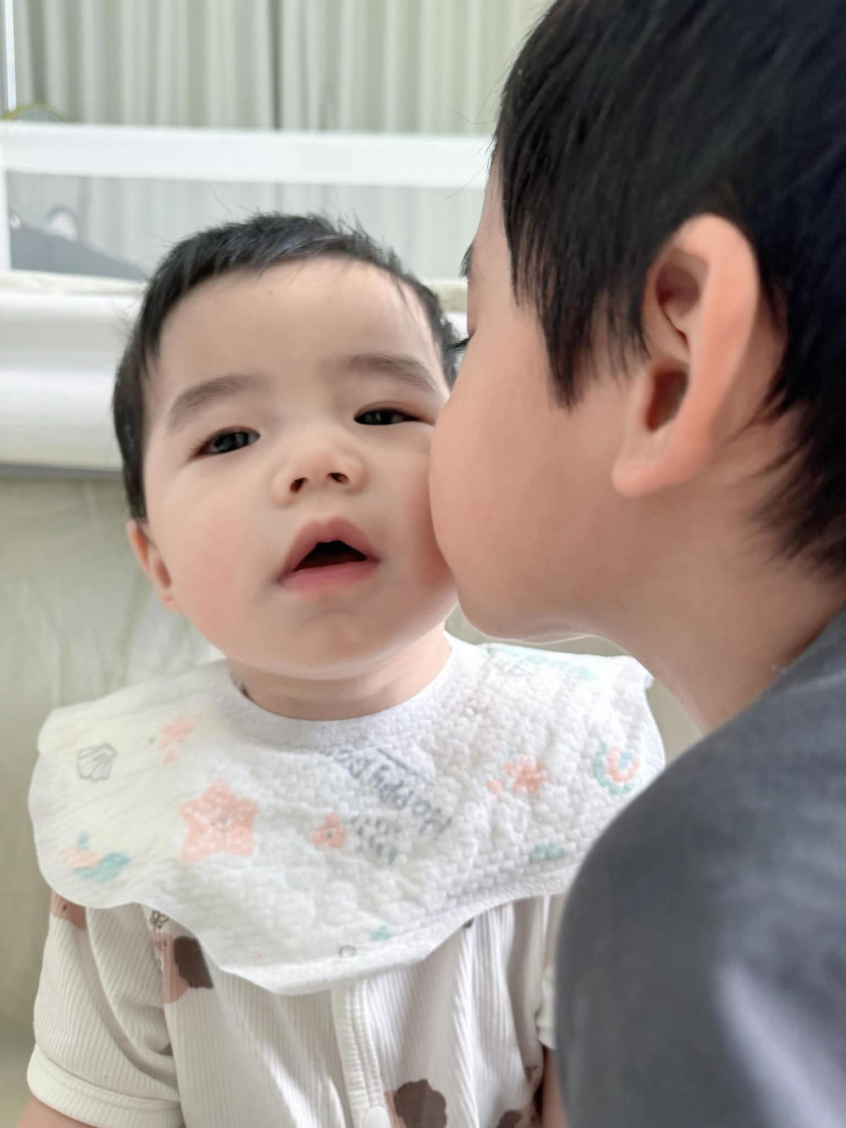 Cách đây ít ngày, Hằng Du Mục cũng mới đăng tải loạt ảnh khoe cận cảnh dung nhan con tra út. Con trai Hằng Du Mục sở hữu đôi mắt to tròn, gương mặt bầu bình dễ thương.