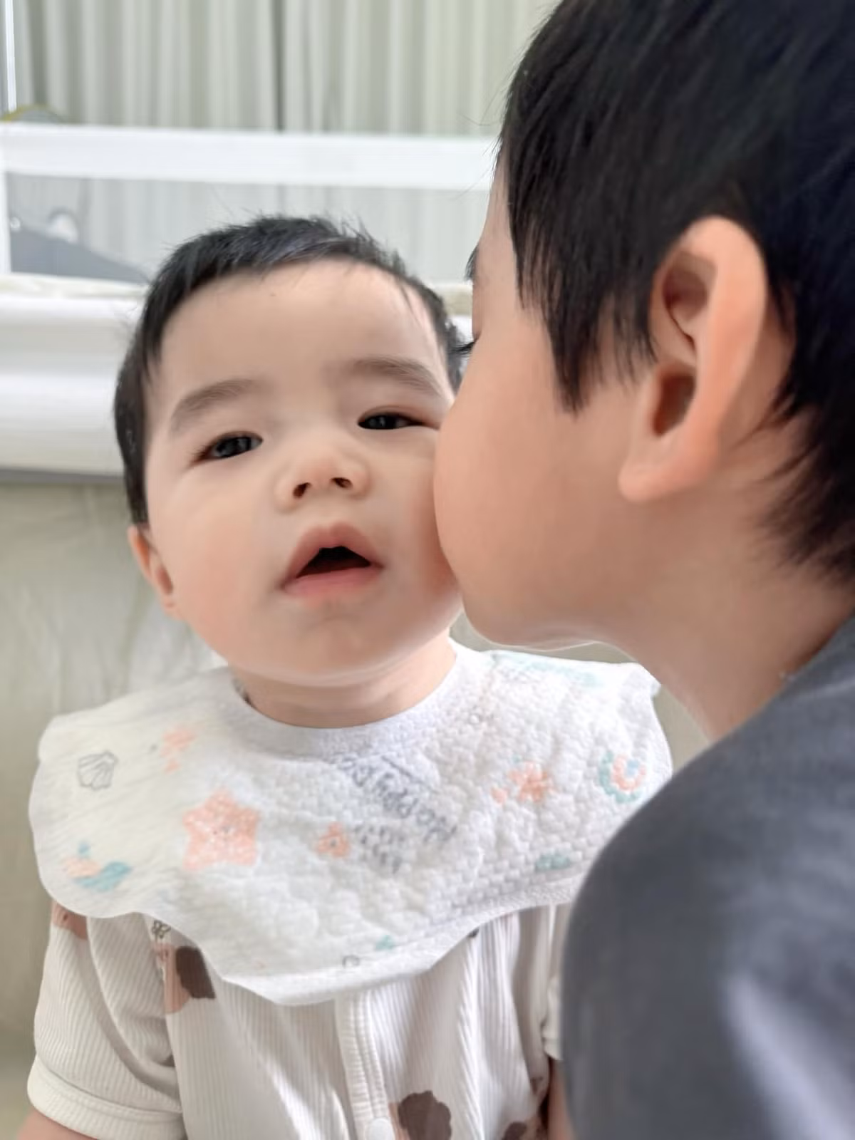 Cách đây ít ngày, Hằng Du Mục cũng mới đăng tải loạt ảnh khoe cận cảnh dung nhan con tra út. Con trai Hằng Du Mục sở hữu đôi mắt to tròn, gương mặt bầu bình dễ thương.