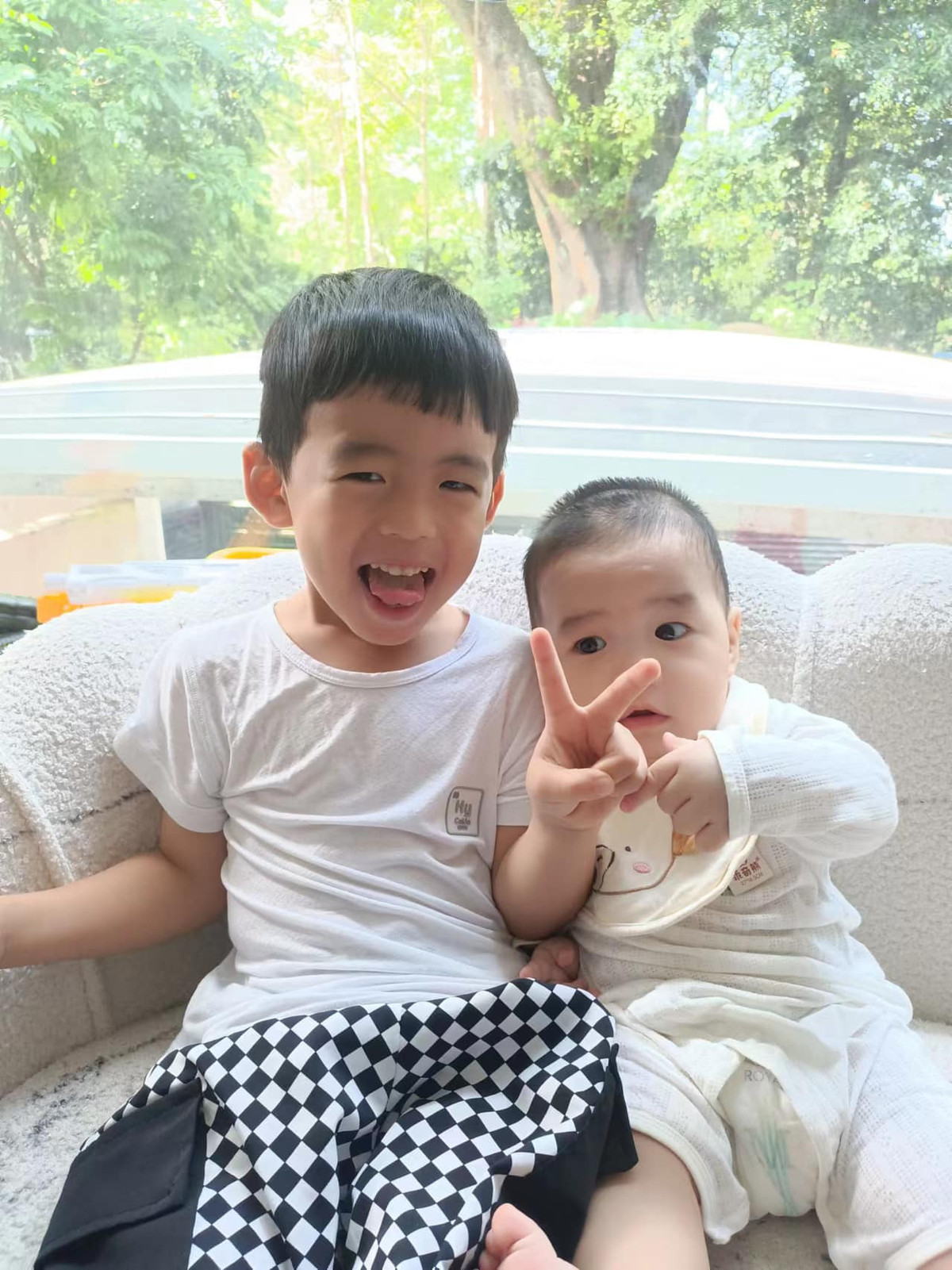 Nhìn hình ảnh đáng yêu của 2 bé nhà Hằng Du Mục, nhiều người đều cảm thấy mừng cho cô vì cuối cùng cũng được ở bên cạnh chăm sóc các bé, thoát khỏi hôn nhân độc hại.