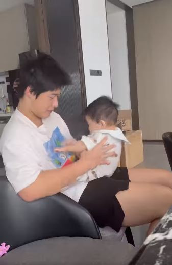 Trong những khoảnh khắc được Hằng Du Mục đăng tải, Nhất Dương và Dịch Dương đều rất yêu thương em trai, có mối quan hệ thân thiết với cô.