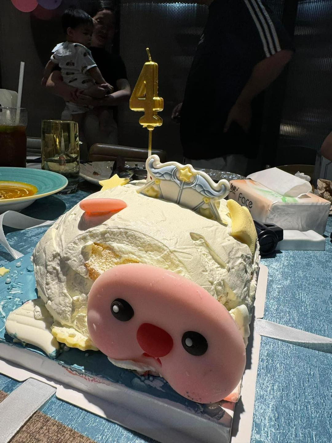 Chiếc bánh sinh nhật 4 tuổi của Coca.